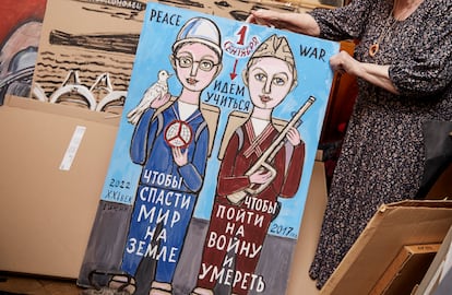 La artista Elena Ósipova posa el 30 de marzo en su casa de San Petersburgo con una obra contra la guerra. 
