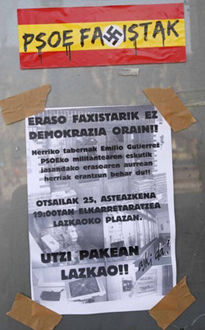 "No a las agresiones fascistas. Democracia Ya!", asegura el cartel que convoca a una manifestación contra el ataque a la herriko taberna de Lazkao.