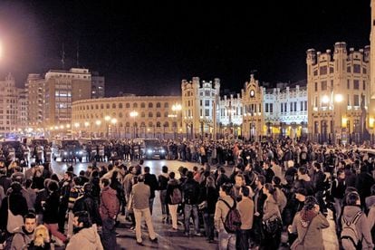 Manifestantes cortan el tr&aacute;fico frente al valenciano Instituto Llu&iacute;s Vives en protesta por los recortes en la ense&ntilde;anza que ha impuesto la Generalitat valenciana.
