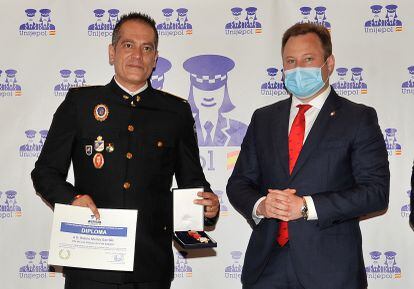 El jefe de la policía local de Badajoz, Rubén Muñoz (i), tras recibir el diploma otorgado por Unijepol (Unión de Jefes de Policía Local), de manos del vicealcalde de Albacete, Vicente Casañ, en junio del año pasado.
