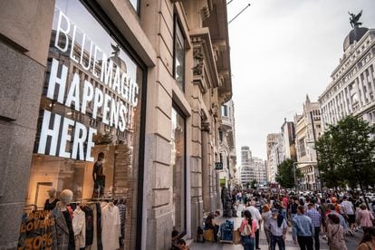 Escaparate de la tienda Salsa este sábado en la Gran Vía de Madrid.