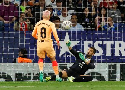 Fernando Pacheco despeja un remate de Antoine Griezmann durante el partido entre el Atlético de Madrid y el Espanyol, este miércoles.