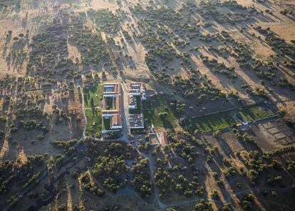 José António Uva pertenece a la octava generación de la misma familia que vive en esta finca del siglo XIX, situada en un pueblo del <a href="https://elviajero.elpais.com/tag/alentejo/a" target="_blank">Alentejo (Portugal).</a> Él invitó a Moura a visitarla y le contrató para regenerarla, pues quería devolver la vida al lugar y convertirlo en un destino para el descanso. En 2008 se iniciaban las obras, que terminaron en marzo de 2016 con la apertura del hotel.