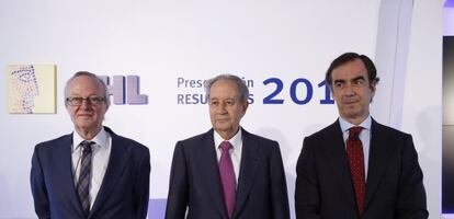 El presidente de OHL, Juan Miguel Villar-Mir (c); el vicepresidente, Juan Villar-Mir de Fuentes (d), y el consejero delegado, Josep Piqu&eacute; Camps, 