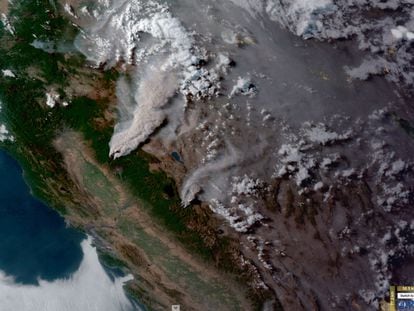 Una imagen satelital muestra el humo provocado por los incendios Dixie y Tamarack al norte de California.