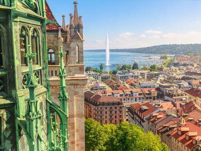 Vistas de Ginebra y el lago Leman desde lo alto de la catedral de la cuidad suiza.