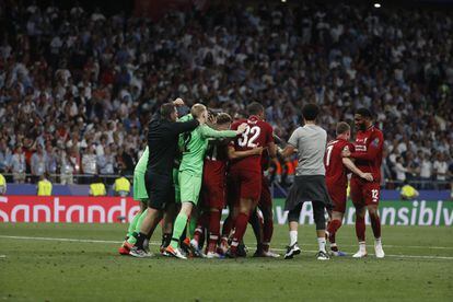 Los jugadores del Liverpool celebran la victoria.