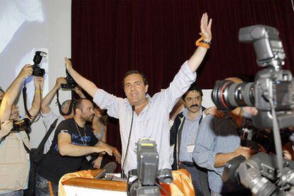 Luigi de Magistris celebra la victoria en su cuartel general electoral en Nápoles, el 30 de mayo de 2011.