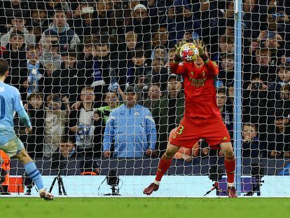 Andriy Lunin detiene en el centro el penalti de Bernardo Silva.