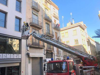 Efectivos de emergencia ante el lugar del incendio.