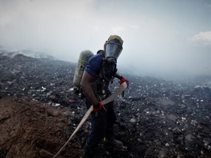 Un bombero trabaja para sofocar el incendio en el Cerro Patacón (Panamá), el 14 de feberero de 2022.