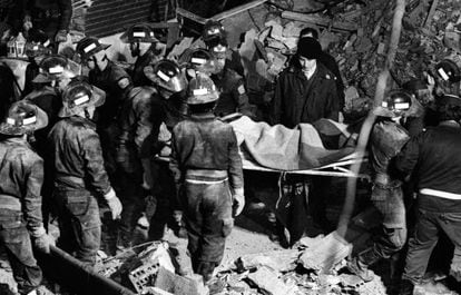 Los bomberos trasladan a uno de los cadáveres rescatados del sótano del restaurante El Descanso, en abril de 1985.