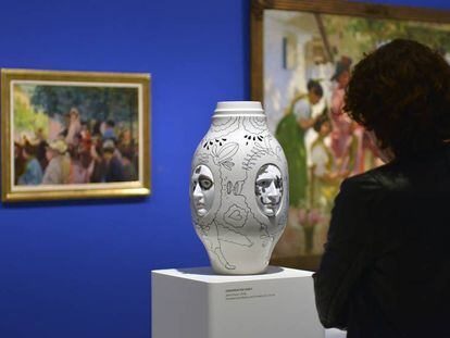 Una mujer visita la exposici&oacute;n &#039;Colecci&oacute;n Lladr&oacute;&#039;, 