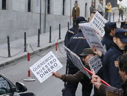 Un grupo de personas protestaba ante la  Audiencia Nacional, durante una de las sesiones del caso Bankia. EFE/Archivo