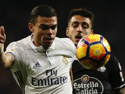 Pepe se lleva el bal&oacute;n ante Mato, del D&eacute;por.