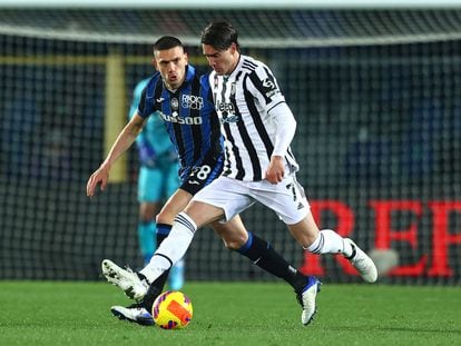 Vlahovic, ayer ante Demiral en el Atalanta-Juventus.