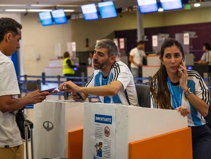 Seguidores de Argentina que intentan tomar el anteúltimo vuelo a Doha de Aerolíneas Argentinas, para estara estar cerca de la final del Mundial.