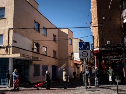 Varias personas hacen cola para entrar en la tienda Mercaditos Martín, en Villa de Vallecas, el sábado.