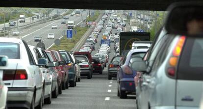 Un atasco en una autovía que sale de Madrid, en una imagen de archivo.