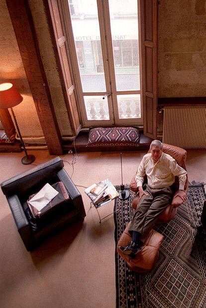 El nuevo premio Nobel en su casa de París, en 2000.