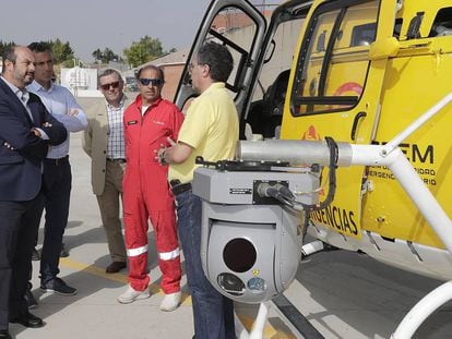 Rollán (primero por la izquierda), junto a la nueva cámara de los bomberos regionales.