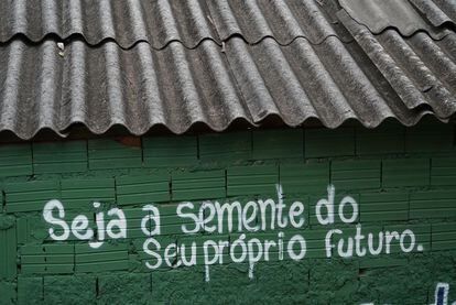 El lema “Sea la semilla de su propio futuro”, escrito en los muros de la huerta comunitaria de Paraisópolis.