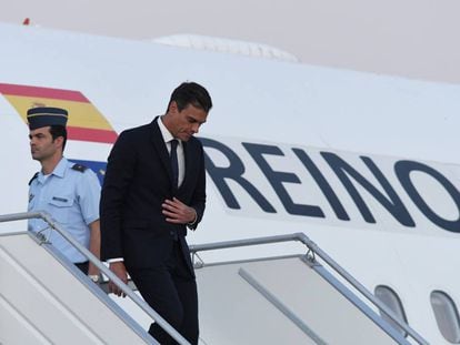 Sánchez baja del avión oficial tras aterrizar en Bolivia. 
