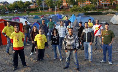 Algunos de los cooperativistas acampados, poco después de instalarse, en octubre de 2010.