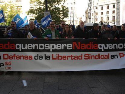 Los dirigentes sindicales protestan este miércoles ante la sede de Instituciones Penitenciarias