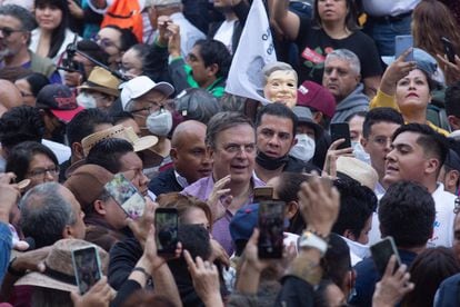 El canciller mexicano, Marcelo Ebrard, sobre Paseo de la Reforma durante la marcha en apoyo al mandatario.