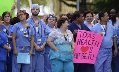 Trabajadores del hospital de Dallas en apoyo a una de las enfermeras infectadas.