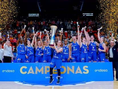 Silvia Domínguez alza el trofeo que acredita al Perfumerías Avenida como campeón de la Liga Femenina Endesa. FEB