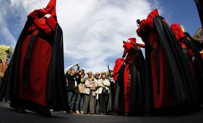 Procesi&oacute;n de La Soledad a su paso por la Puerta del Sol. 