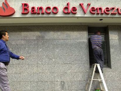 Fachada de una sucursal del Banco de Venezuela en Caracas.