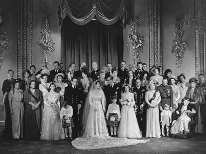 Fotografía de la familia real británica en la boda de la princesa Isabel y el Príncipe Felipe, Duque de Edimburgo, el 20 de noviembre de 1947.