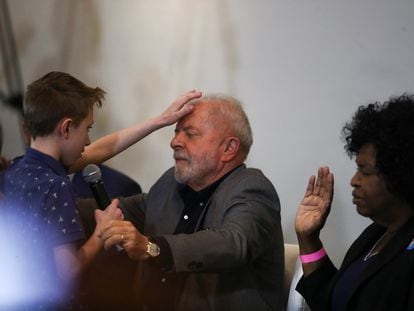 Un niño reza una oración por Lula, candidato a la Presidencia de Brasil, este miércoles durante un acto con evangélicos en São Paulo.
