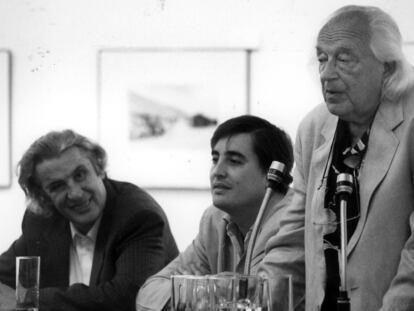 31/05/1990. José Monleón (i) y Luis García Montero (c) escuchan a Rafael Alberti recitar de memoria el prólogo de "La pájara pinta" en la presentación de un libro Monelón sobre la obra teatral de Alberti. Fotografía: ULY MARTÍN