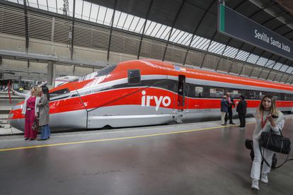 Tren de Iryo, primer operador privado español de Alta Velocidad ferroviaria, a su llegada hoy jueves a la estación de Santa Justa en Sevilla en su viaje inaugural.