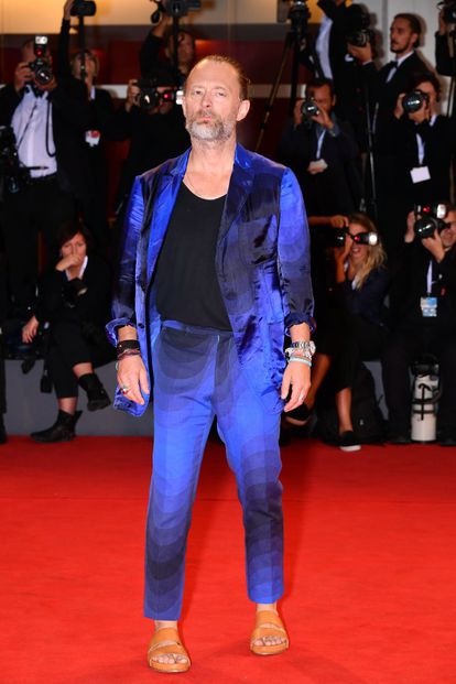  Thom Yorke acudiendo al estreno de 'Suspiria' en el Festival de venecia con un traje de Dries Van Noten.