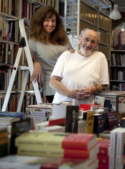 Álvaro Pombo con Lola Larumbe, de la librería Rafael Alberti.