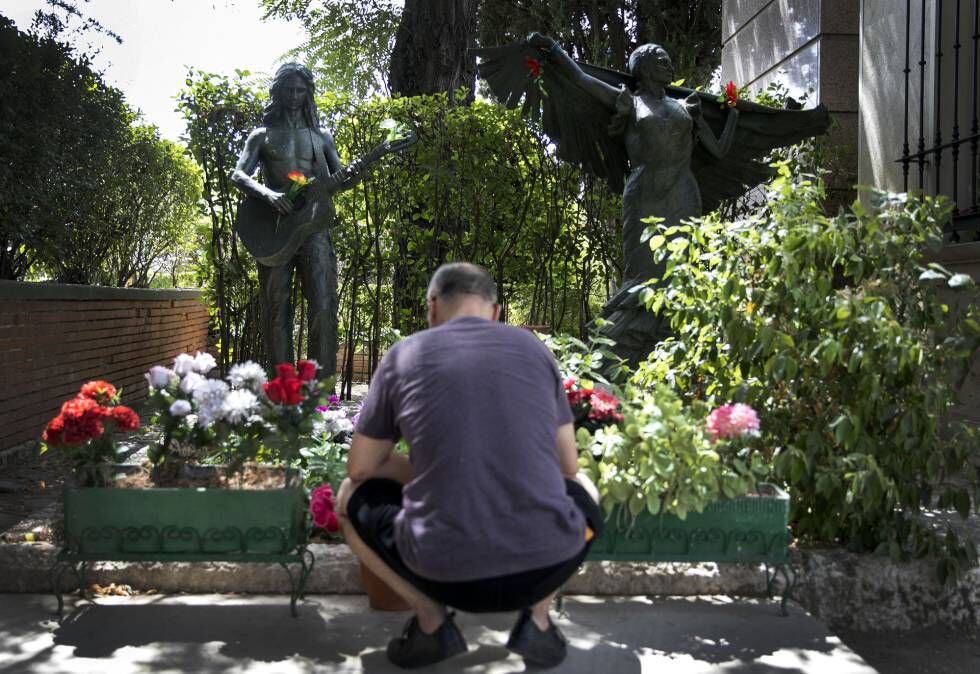 Un hombre visita la tumba de Lola Flores y su hijo Antonio, en el cementerio de la Almudena.