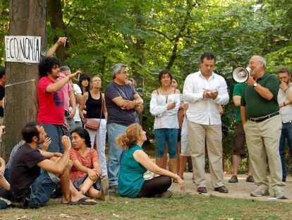 El premio Nobel de Economía 2010, Joseph Stiglitz, durante su ntervención en una asamblea del 15-M en el Parque del Retiro en Madrid.