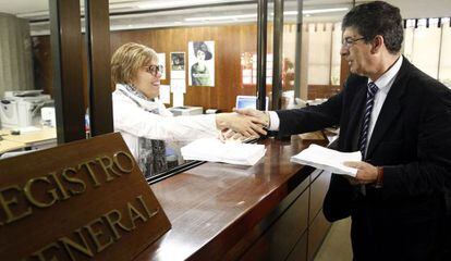 Diego Valderas entrega en el Constitucional el recurso de la Junta andaluza contra la ley local.