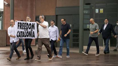 Desde la izquierda, Jordi Turull, Jordi Cuixart, Joaquim Forn, Jordi Sànchez, Josep Rull, Raül Romeva y el exvicepresidente Oriol Junqueras, a su salida de la prisión de Lledoners.