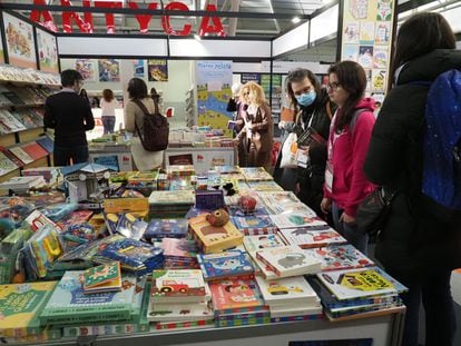 Un estand de la feria de Bolonia, la semana pasada, con varios libros infantiles de distintos formatos.