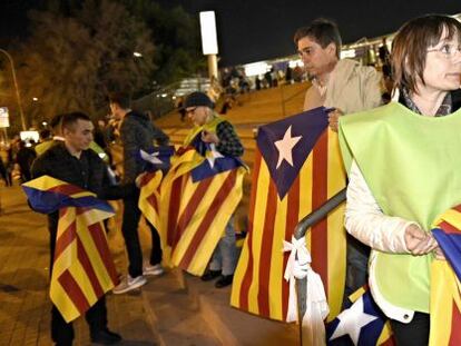 Alguns dels 300 voluntaris repartint estelades a l'entrada del Camp Nou.