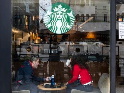 Establecimiento de la cadena Starbucks en España.