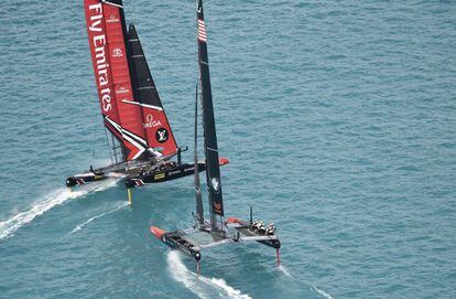 Los catamaranes de Nueva Zelanda (arriba) y Estados Unidos, durante las regatas del s&aacute;bado.