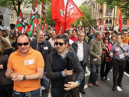 Patxi López, durante la manifestación unitaria de CCOO de Euskadi y UGT-Euskadi por la Gran Vía de Bilbao.