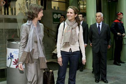 La reina doña Sofía y la infanta doña Elena, a la puerta del Clínic de Barcelona.